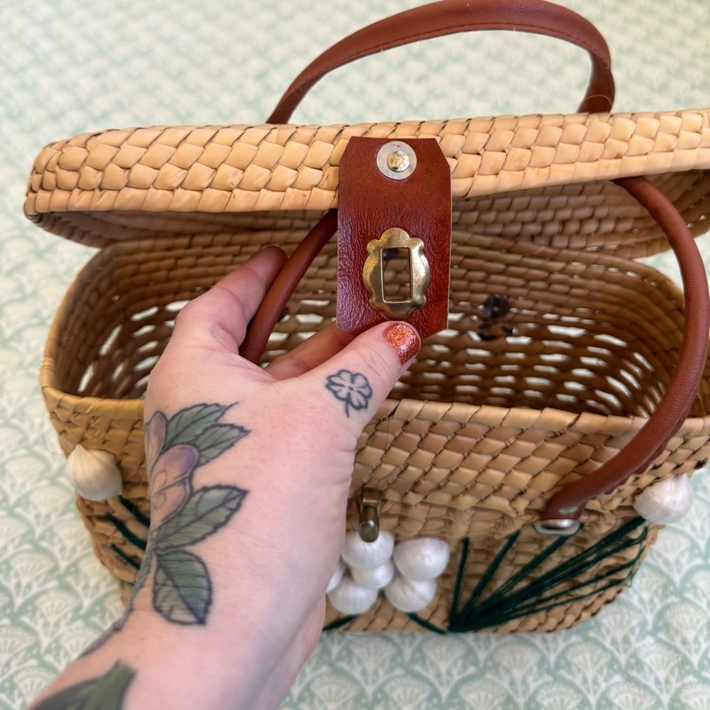 Glamlindo Artesania Handmade Woven Palm Leaf Bag with Snap Closure. - Picture 16 of 16